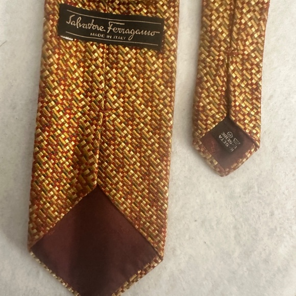 Ferragamo Silk Tie 3.5" wide 60" long Gently worn Made in Italy 100% silk - Picture 3 of 3